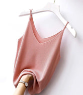 Regata feminina canelada com alças finas e decote em V, disponível em várias cores, ideal para looks casuais e sofisticados.